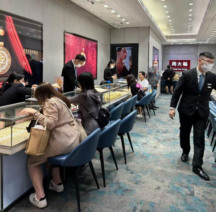 客户在挑选金饰&nbsp;&nbsp;本报记者 刘伟杰 /&nbsp;摄