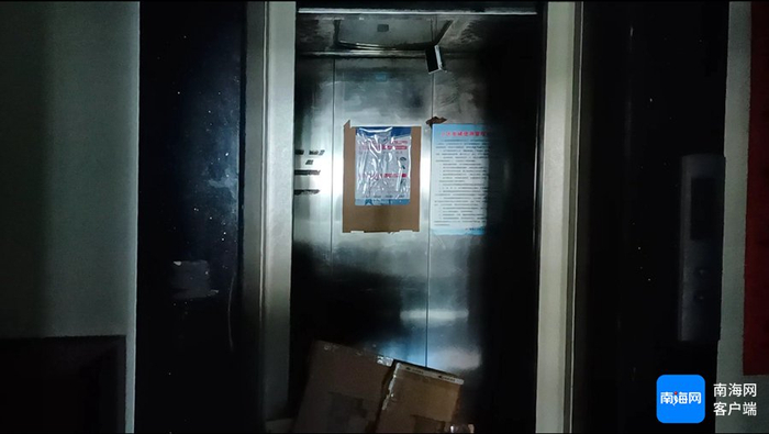 图为小区E栋的电梯已经损坏一个多月未修复使用，有的楼层的电梯门处于打开状态。记者 王康景 摄