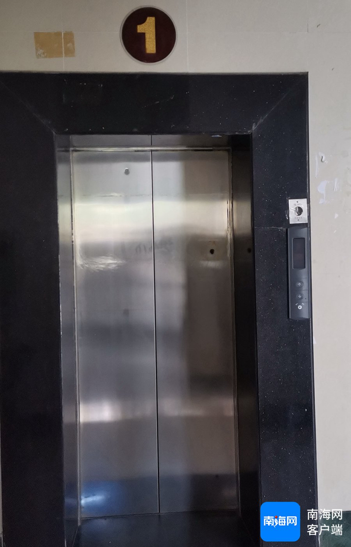 图为小区E栋的电梯已经损坏一个多月未修复使用。记者 王康景 摄