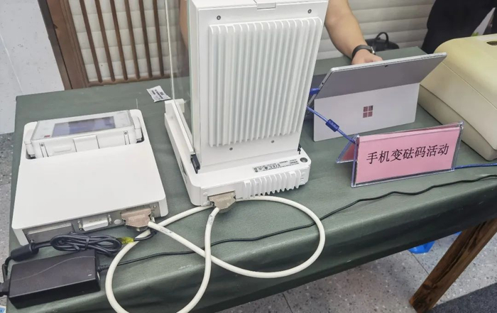图为手机变“砝码”活动现场。刘亮 摄
