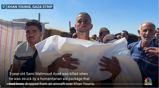 父亲抱着男童萨米的尸体 图源：美媒视频截图