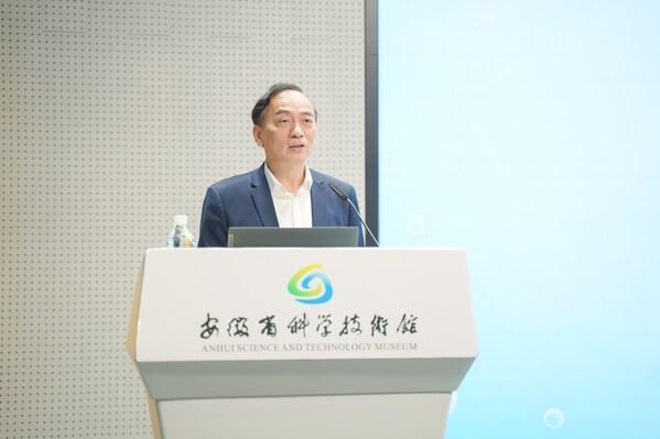 　　上海科普教育发展基金会副理事长袁正宏致辞