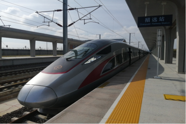 图为潍烟高铁首发G9227次动车驶进招远站。