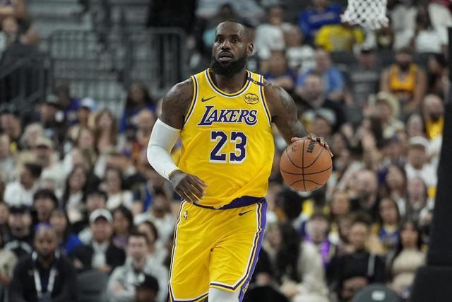 当地时间2024年10月16日，NBA季前赛，金州勇士Vs洛杉矶湖人，图为出战的詹姆斯 图据视觉中国