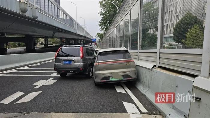 灰色越野车逼停失控汽车