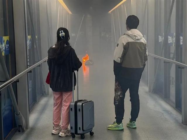△廊桥内包着火现场。 图源：受访者