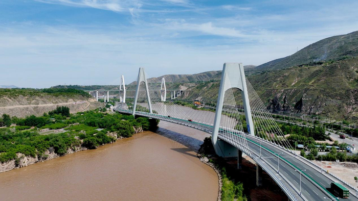 ▲兰州柴家峡黄河大桥是目前国内曲率半径最小，跨度最大的曲线斜拉桥，该工程荣登央视《大国建造》《创新进行时》栏目