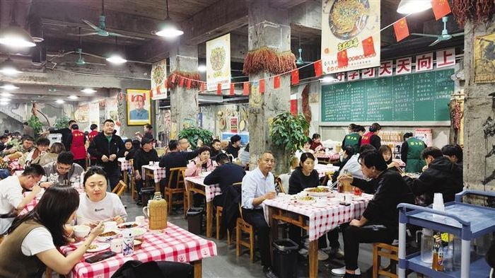     爆款湘菜馆的装修风格很独特