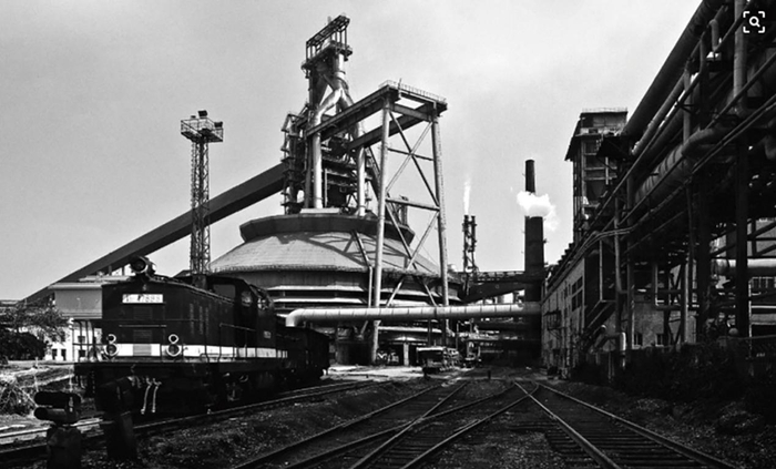 ▲1971年至1975年，首都钢铁公司扩建工程。二冶在首钢迁安铁矿施工约2000余名干部职工成建制调入首都钢铁公司