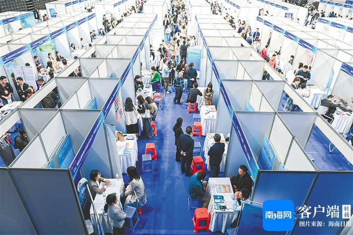 10月20日，“汇聚海南·四城同办”2024年秋季校招活动（武汉站）走进华中科技大学。主办方供图