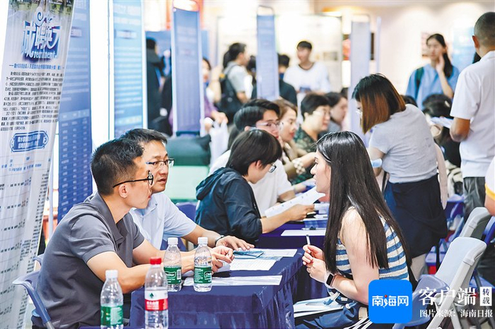 10月20日，“四城同办”校招活动走进南方医科大学，图为求职者与招聘单位工作人员交流。主办方供图