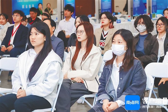 10月20日，求职者在上海财经大学聆听“四城同办”校招活动宣讲会。主办方供图