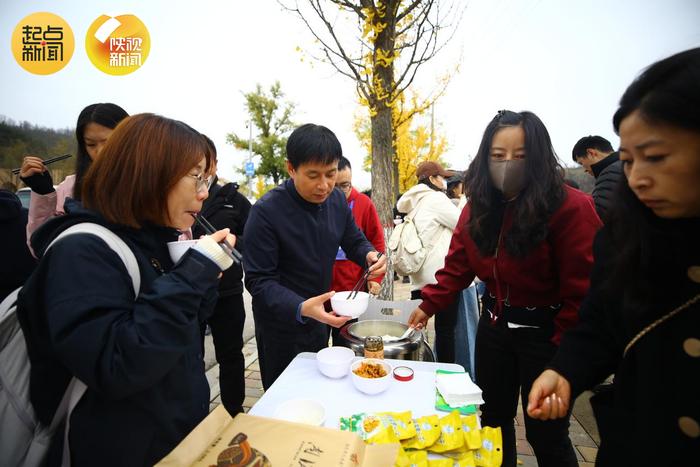 媒体记者品尝南泥湾稻谷蒸出来的白米饭