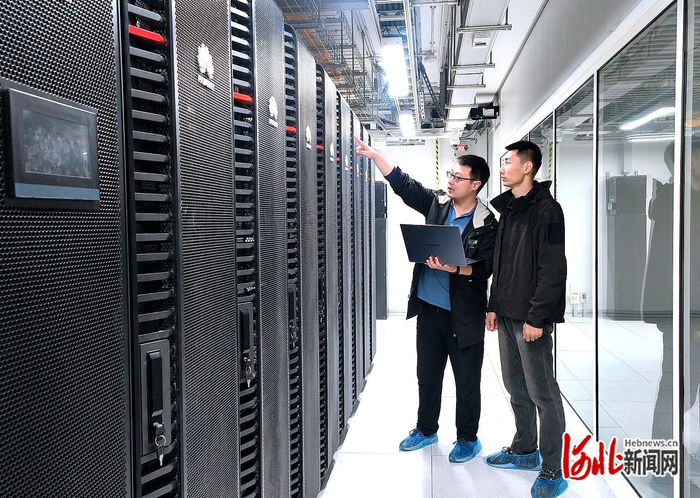 10月18日，河北人工智能计算中心工作人员在机房内检查设备工作情况。 河北日报记者 刘 英摄