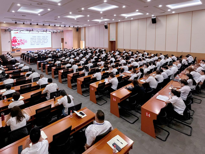 ▲“讲政治、守纪律、强作风”主题党课暨青年精神素养提升宣讲会