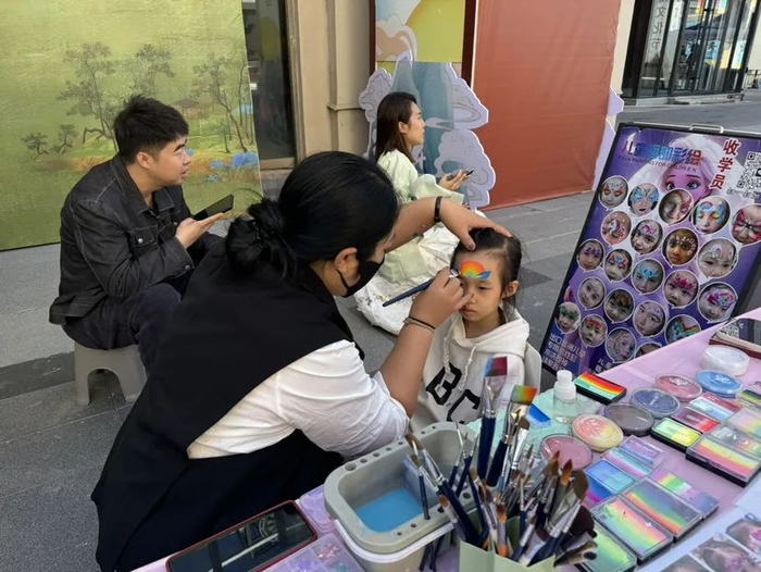 ↑在东由留码头街区，小朋友正在体验面部彩绘。梁慧丽摄
