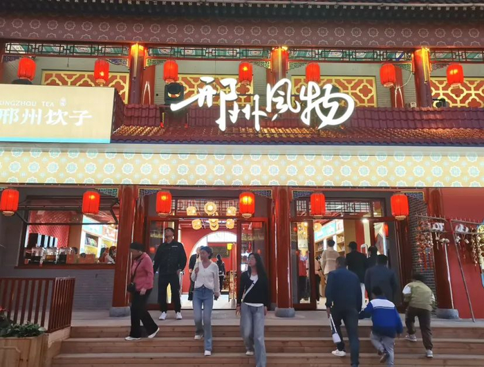 ↑邢州风物文创旗舰店游客络绎不绝。王慧摄