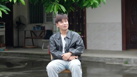 　　林志鹏在乡村院坝，接受华西都市报、封面新闻记者采访。 柴枫桔摄