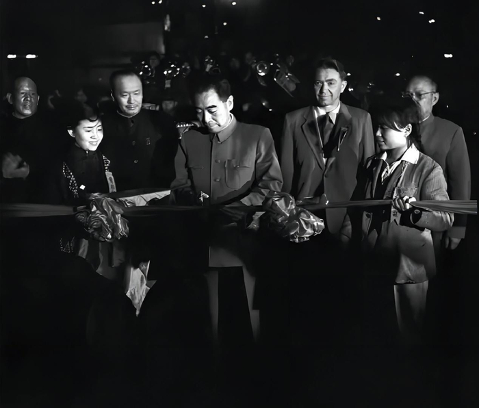 ▲1959年10月15日，周恩来总理为包钢一号高炉出铁剪彩