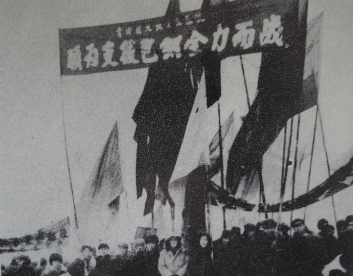 ▲二冶建设者完成包钢全体系建设，在荒滩上筑起草原钢城