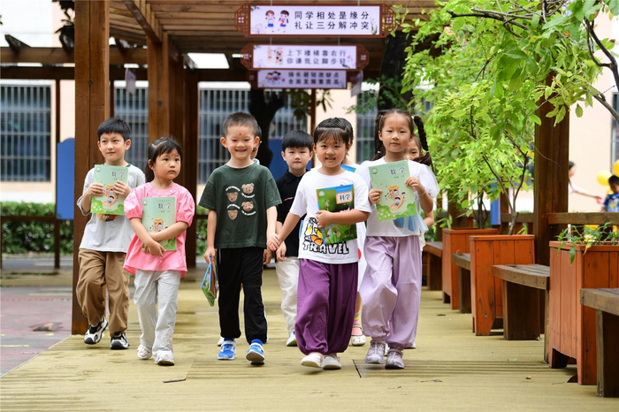 合肥市蚌埠路第二小学一年级新生迎来秋季开学报到的日子，孩子们领取新书，在校园里快乐奔走。（资料图片）本报通讯员 吴海波 摄