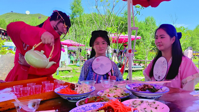 汉服与文化景区的“碰撞”。陈俊 摄