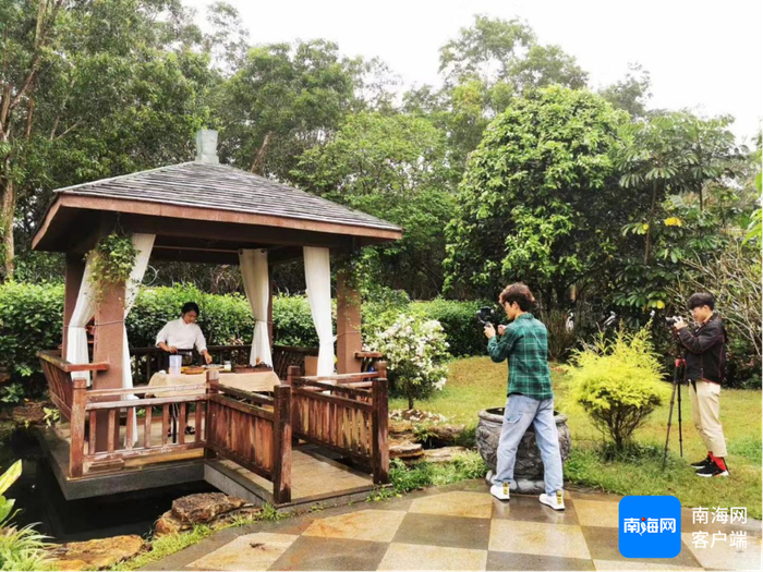 　　王娟在拍摄视频。受访者供图