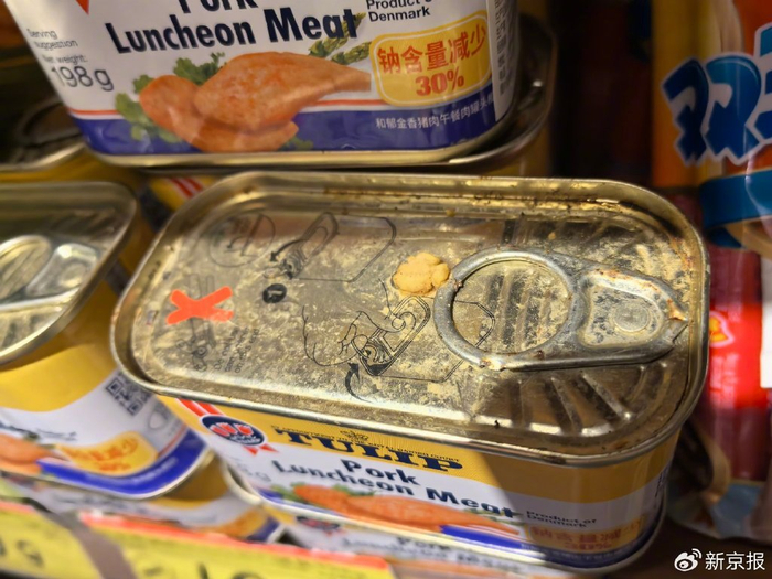 好特卖通州万达金街店售卖的一款午餐肉罐头罐体被污染。新京报记者 郑明珠 摄