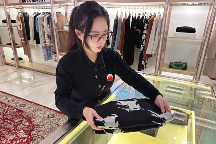 ● 萱萱在店内打包线上客人买好的衣服