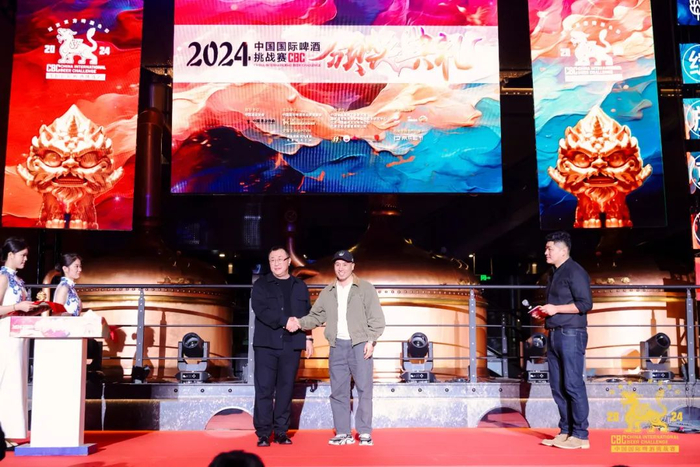 领奖：王笑卓总裁与戴剑握手致意