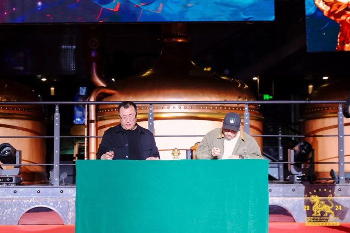 王笑卓总裁与戴剑签署作品转让权协议