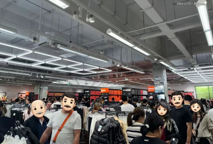 ● 周末人们在八达岭奥莱耐克店选购