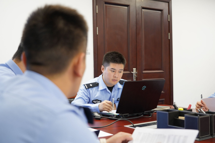 闵行刑侦支队民警研判哈啰诈骗案情。