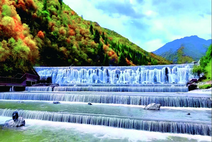 北龙山门岗瀑布。牟泉 摄