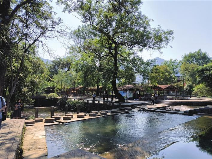     贵州铜仁江口县太平镇云舍村青山环抱、绿水环绕，散发着古朴而迷人的魅力。    本报记者 张海莺 摄