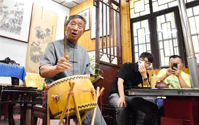 濉溪县临涣古镇的茶馆里，大鼓书传唱着古运河的故事。（资料图片）