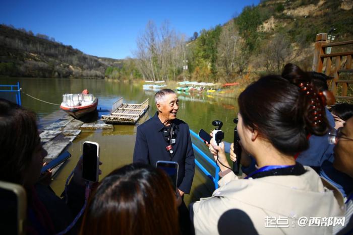 媒体团成员采访南沟村村民匡志忠