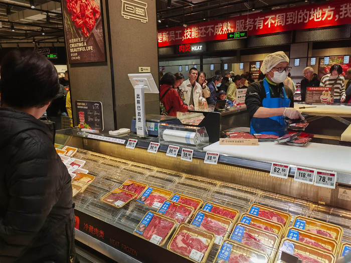 店员正在封装肉类商品。