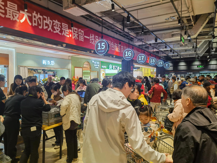 收银台前排满了消费者。