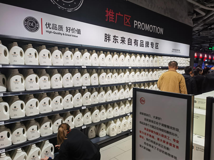 工作人员正在给DL洗衣液补货。