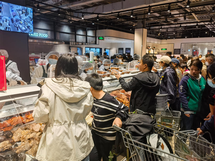 现制食品区排起了长队。