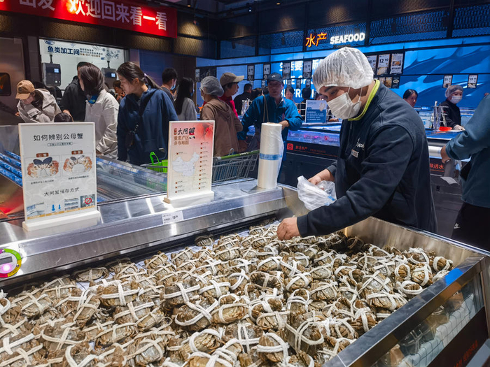 店员正在挑选螃蟹。