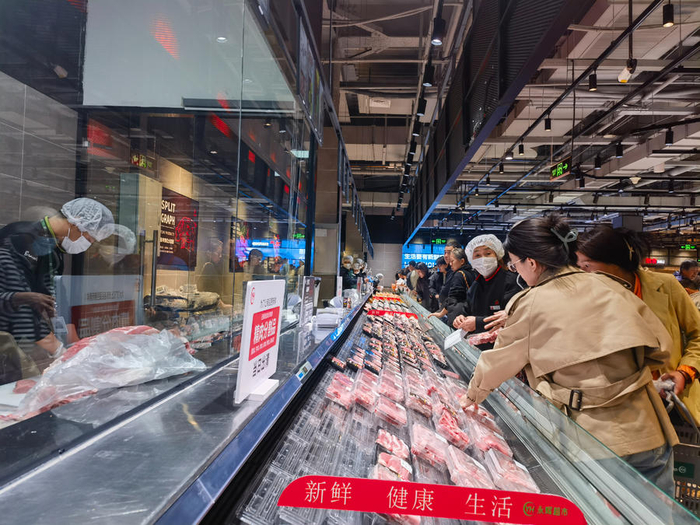 消费者正在选购肉类商品。