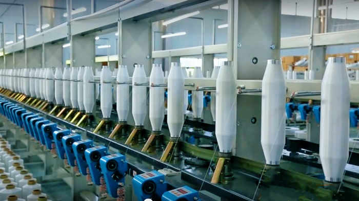 纺织车间内机器高速运转。何婷  摄