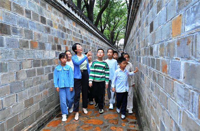 10月18日，桐城市北街小学的学生在老师的带领下学习六尺巷典故。 本报记者 程 兆 摄