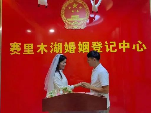 ▲在新疆赛里木湖婚姻登记中心，一对新人拍照留念。