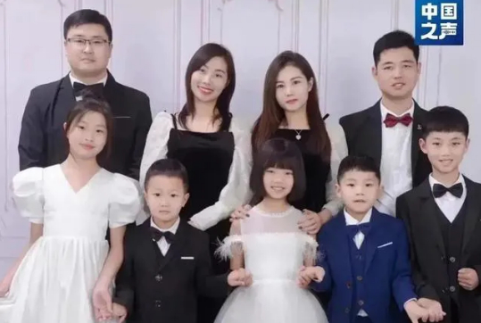 　杨妞花一家与朋友合影