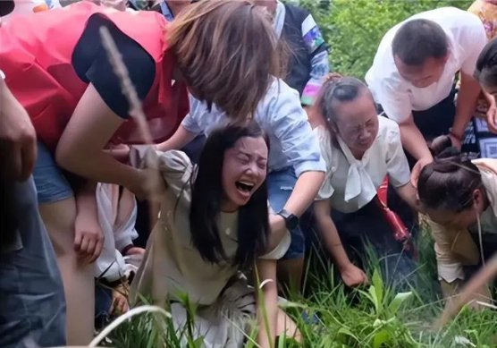 　杨妞花在父母坟前