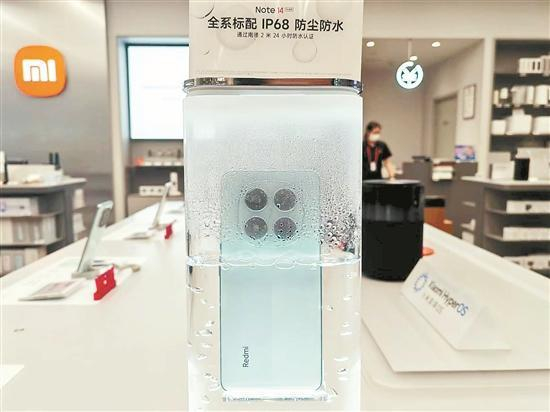 小米之家门店现场展示“手机”泡水