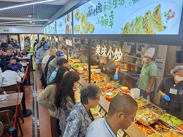 图说：新里137社区党群服务中心·邻里汇社区食堂。陶磊摄（下同）